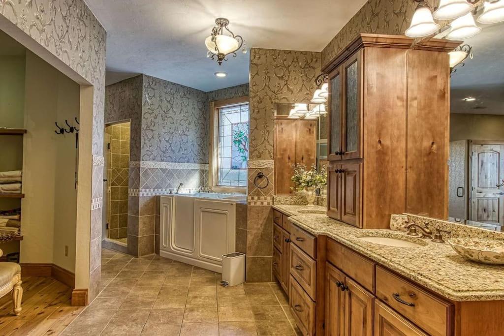 Вилла Mountain Bliss: Estate W/ Views~Firepit~Hot Tub~Gburg 5Min~3 Pools Гатлинбург Экстерьер фото