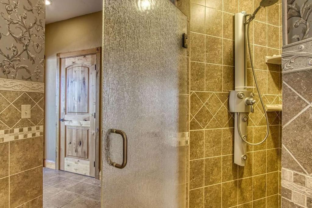 Вилла Mountain Bliss: Estate W/ Views~Firepit~Hot Tub~Gburg 5Min~3 Pools Гатлинбург Экстерьер фото