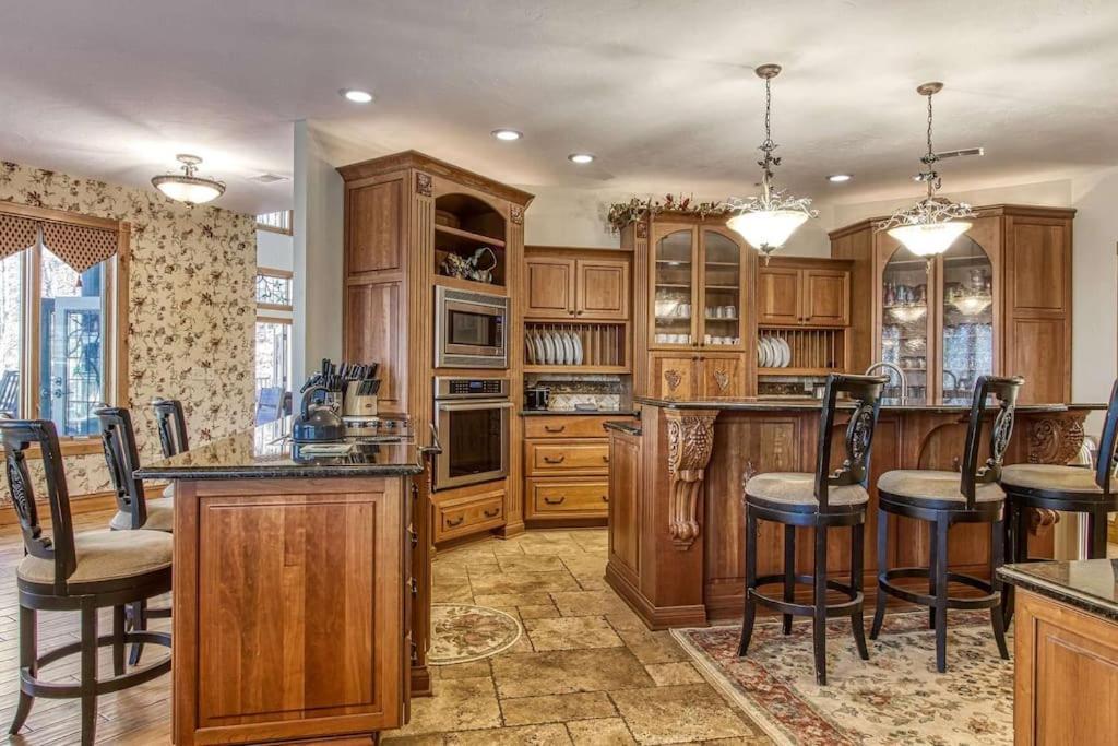 Вилла Mountain Bliss: Estate W/ Views~Firepit~Hot Tub~Gburg 5Min~3 Pools Гатлинбург Экстерьер фото