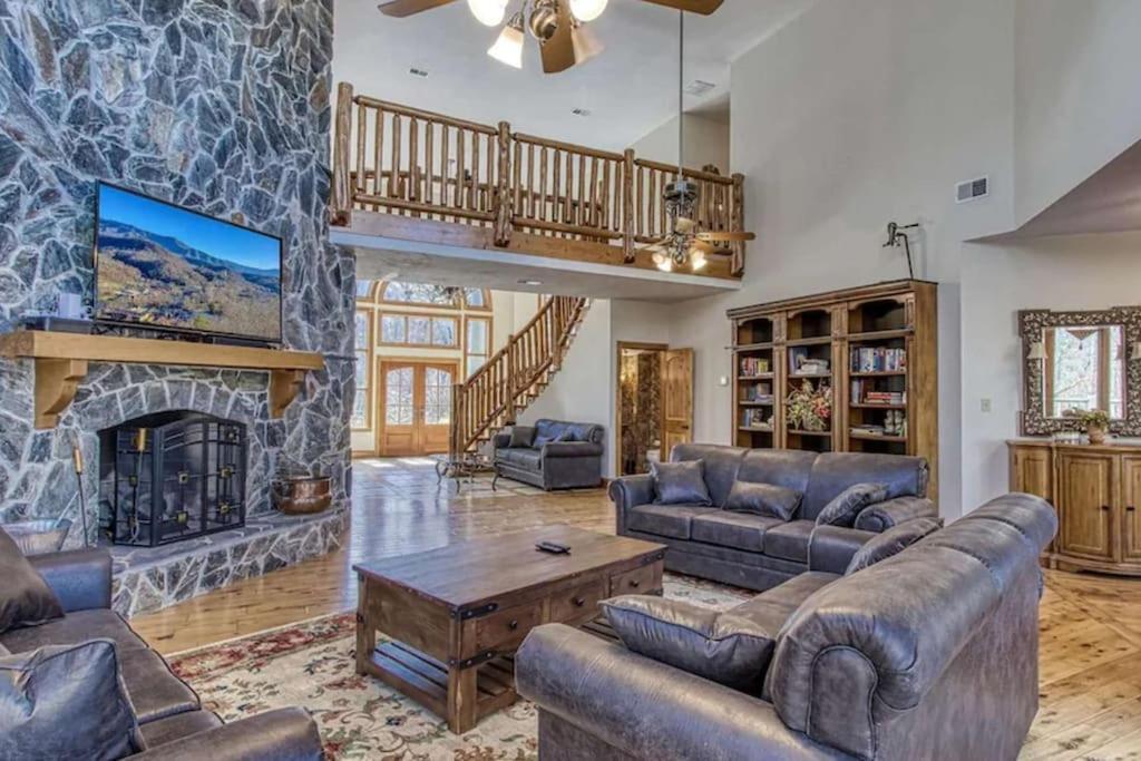 Вилла Mountain Bliss: Estate W/ Views~Firepit~Hot Tub~Gburg 5Min~3 Pools Гатлинбург Экстерьер фото