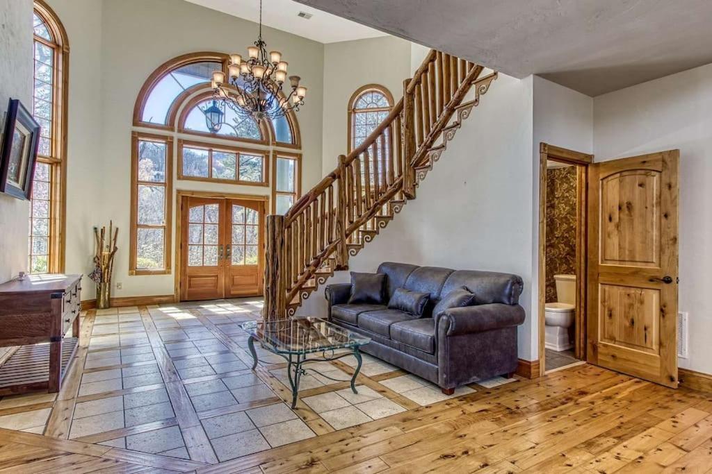 Вилла Mountain Bliss: Estate W/ Views~Firepit~Hot Tub~Gburg 5Min~3 Pools Гатлинбург Экстерьер фото