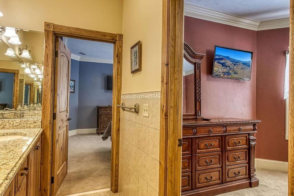 Вилла Mountain Bliss: Estate W/ Views~Firepit~Hot Tub~Gburg 5Min~3 Pools Гатлинбург Экстерьер фото