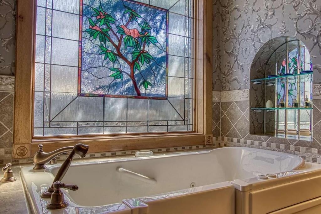 Вилла Mountain Bliss: Estate W/ Views~Firepit~Hot Tub~Gburg 5Min~3 Pools Гатлинбург Экстерьер фото