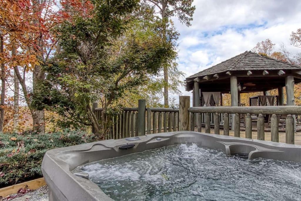 Вилла Mountain Bliss: Estate W/ Views~Firepit~Hot Tub~Gburg 5Min~3 Pools Гатлинбург Экстерьер фото