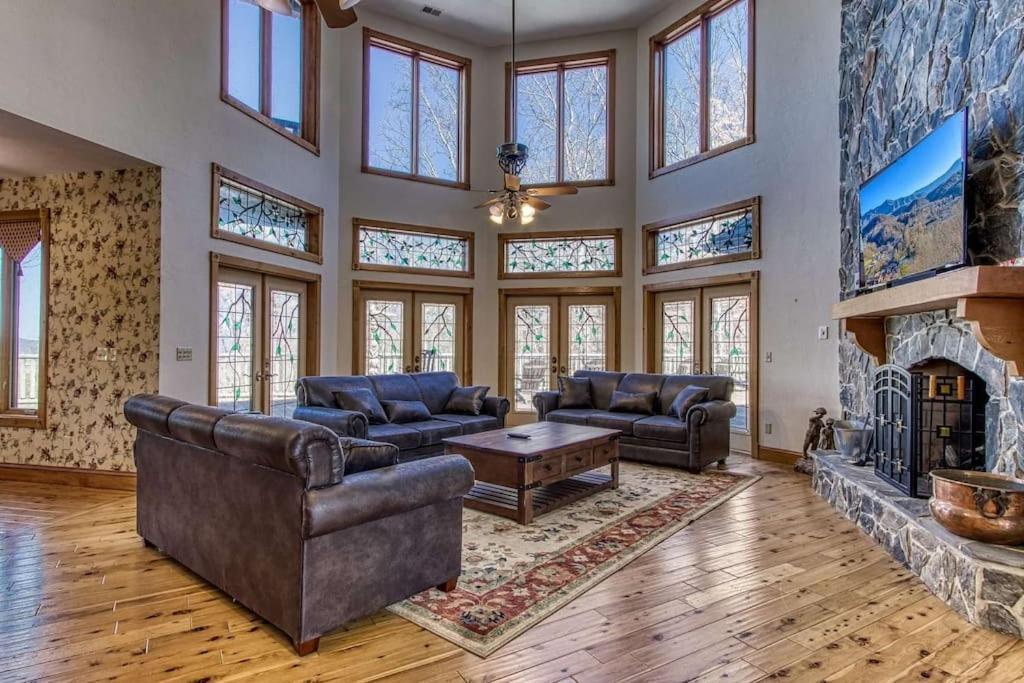 Вилла Mountain Bliss: Estate W/ Views~Firepit~Hot Tub~Gburg 5Min~3 Pools Гатлинбург Экстерьер фото
